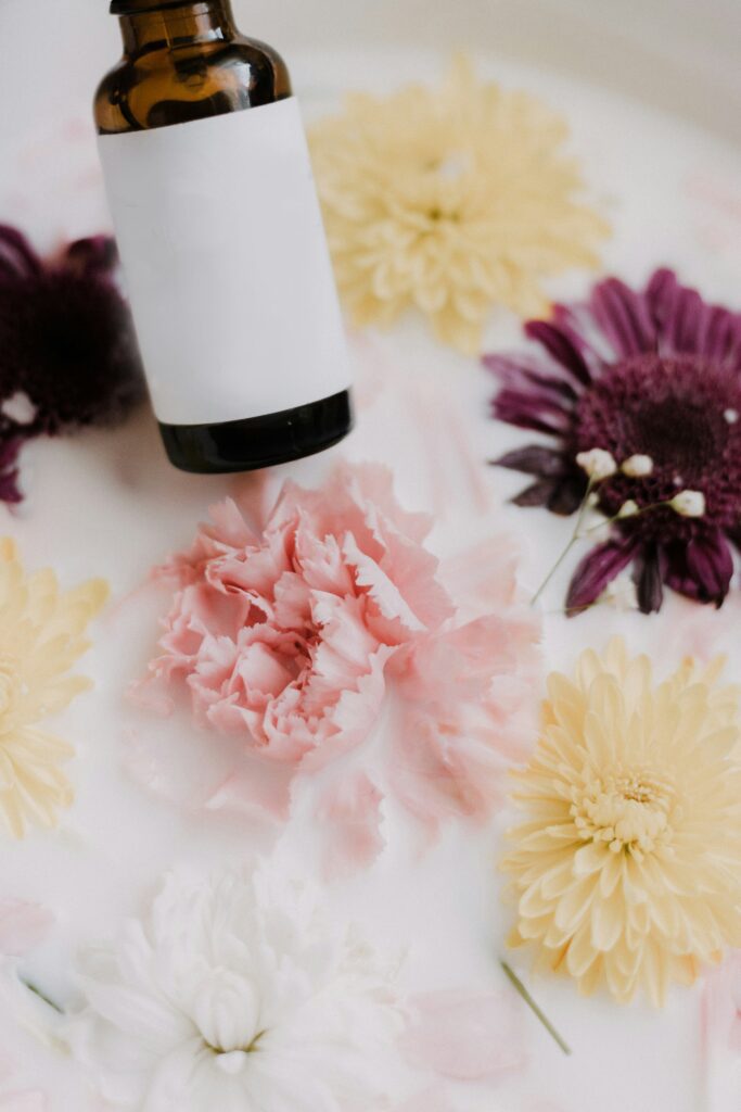 Un producto bajo una serie de flores