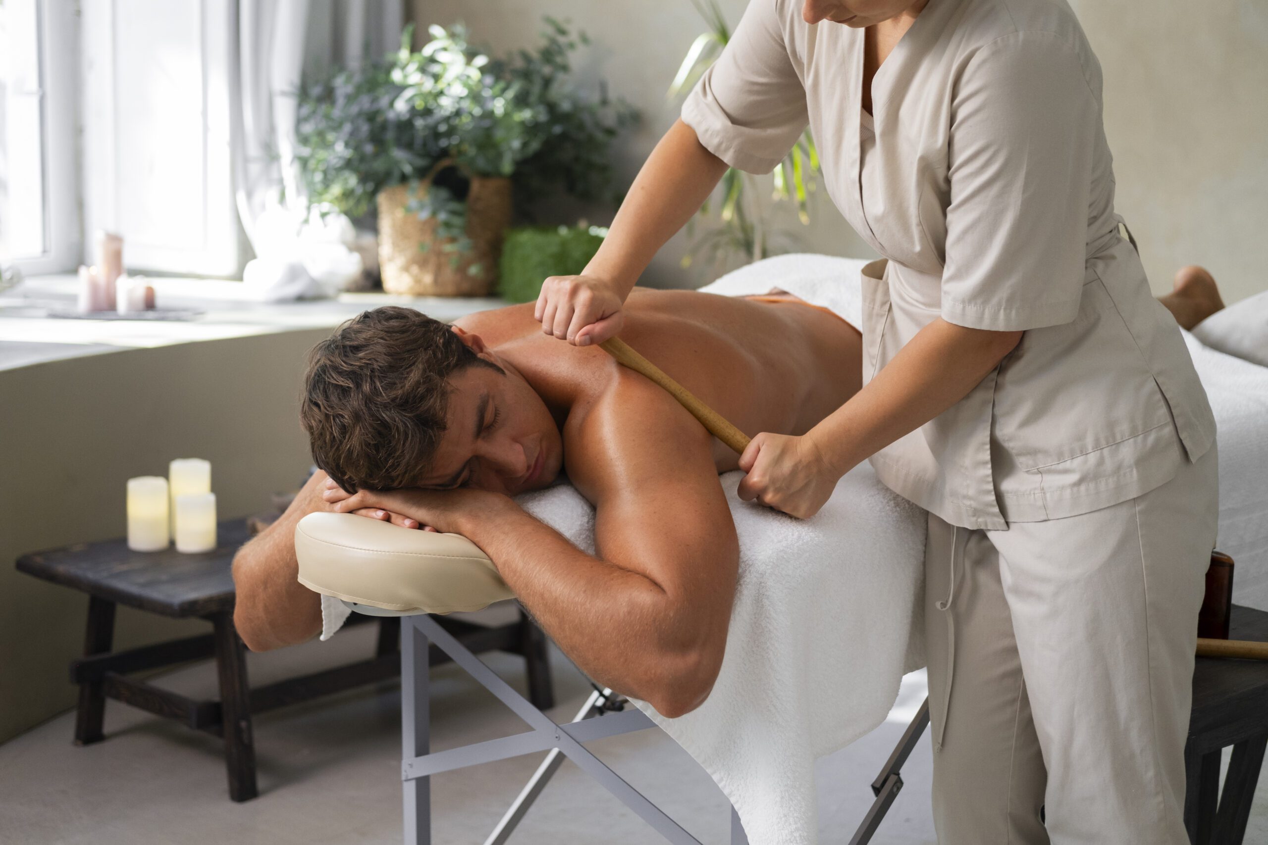 mujer trabajando en un spa, vista lateral