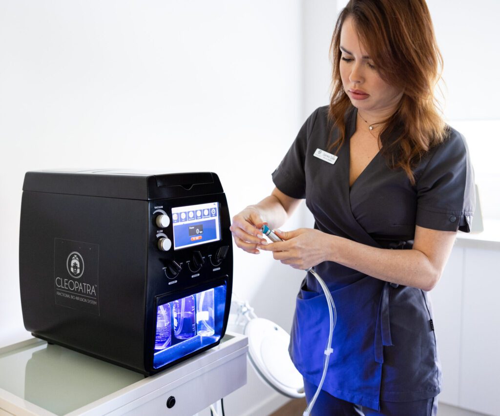 Trabajadora de Hakari Clinics usando una máquina
